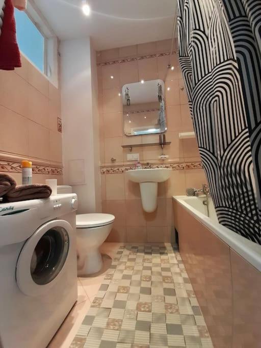 Mieszkanie Na Doby Plac Hallera Apartment Varşovia Exterior foto